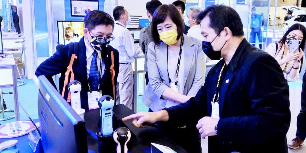 達標智源科技公司 江文杰執行長向國發會高仙桂副主委及亞矽執行中心李博榮行政長介紹Rogy360度6鏡頭直播機。