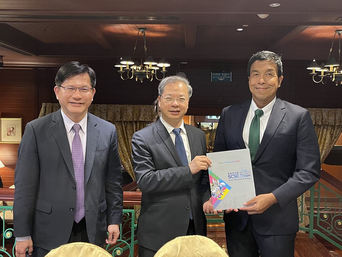 圖說/龔主委及總統府林秘書長與曼谷市長查察(Chadchart Sittipunt)交流,並邀請訪臺參與2024智慧城市展