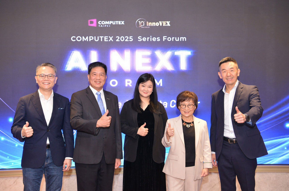（由左至右）AWS台灣暨香港總經理王定愷、台北市電腦公會理事長彭双浪、麥肯錫全球董事合夥人李曉廬、緯穎董事長暨策略長洪麗寗、英特爾亞太暨日本區總經理莊秉翰。