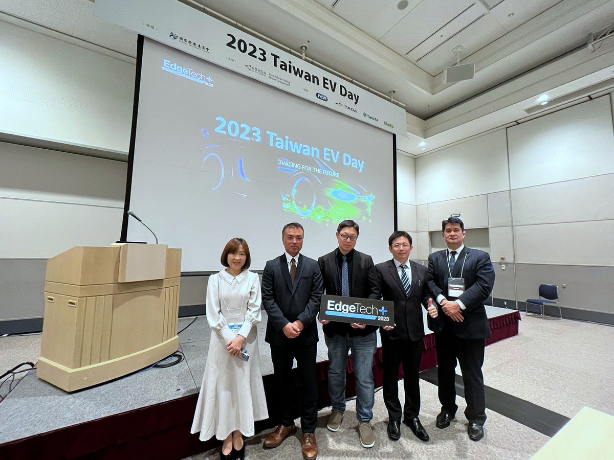 Taiwan EV Day研討會吸引滿場日本業者聆聽，左起台北市電腦公會楊櫻姿總監、友達光電宮山隆部長、耐能智慧劉峻誠創辦人、和碩聯合科技林根源博士、日本櫻美林大學山田周平教授。