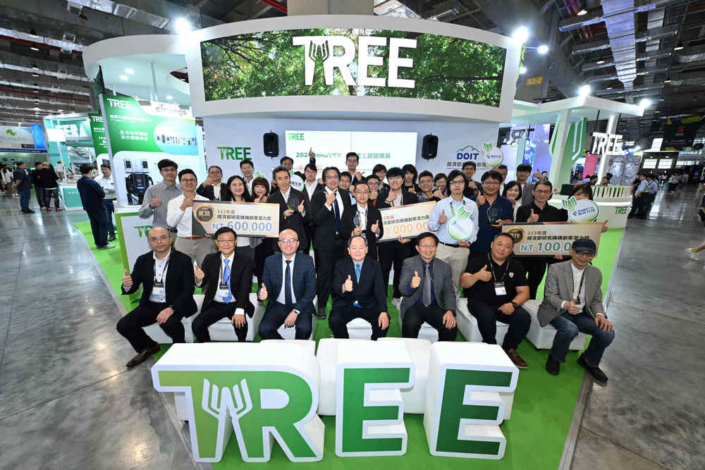 TREE新創主題館開幕儀式並進行TREE Award研究機構創業潛力獎，與會貴賓與得獎團隊合影