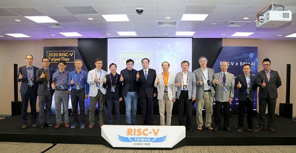 由左至右依序為：IAR System台灣區應用工程師蔡本中、Mentor嵌入式平台亞洲區經理徐志亮、交通大學陳添福教授、成功大學陳中和教授...等人出席參與