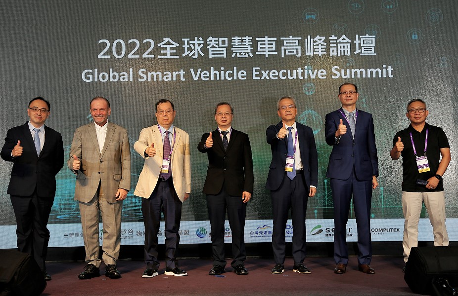全球智慧車高峰論壇貴賓與講師合影。
