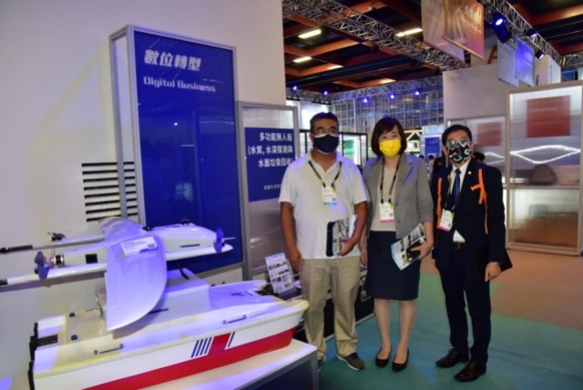 AAS Company explained the “Multifunctional Unmanned Ship” to Xian-Gui Gao, Deputy Minister of NDC and Bo-Rong Lee, Chief Executive of ASVDP