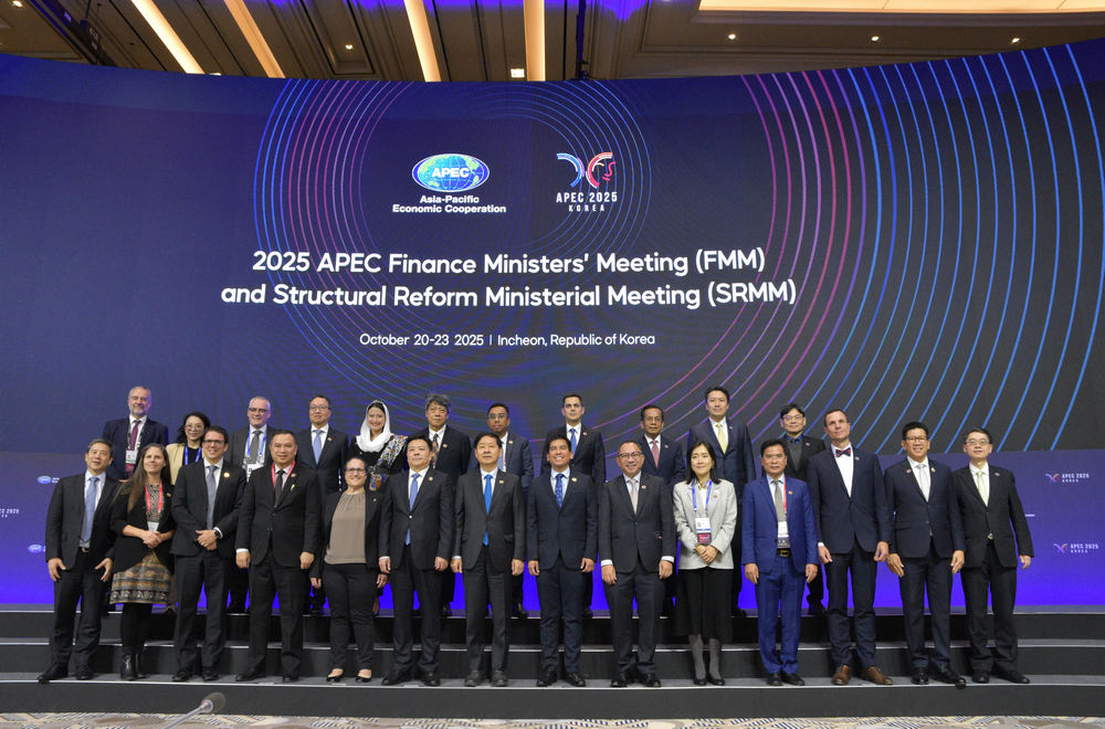 國家發展委員會主任委員葉俊顯於 10 月 22 日至 23 日率團出席在韓國仁川舉行的亞太經濟合作(APEC)「結構改革部長會議」(SRMM)。