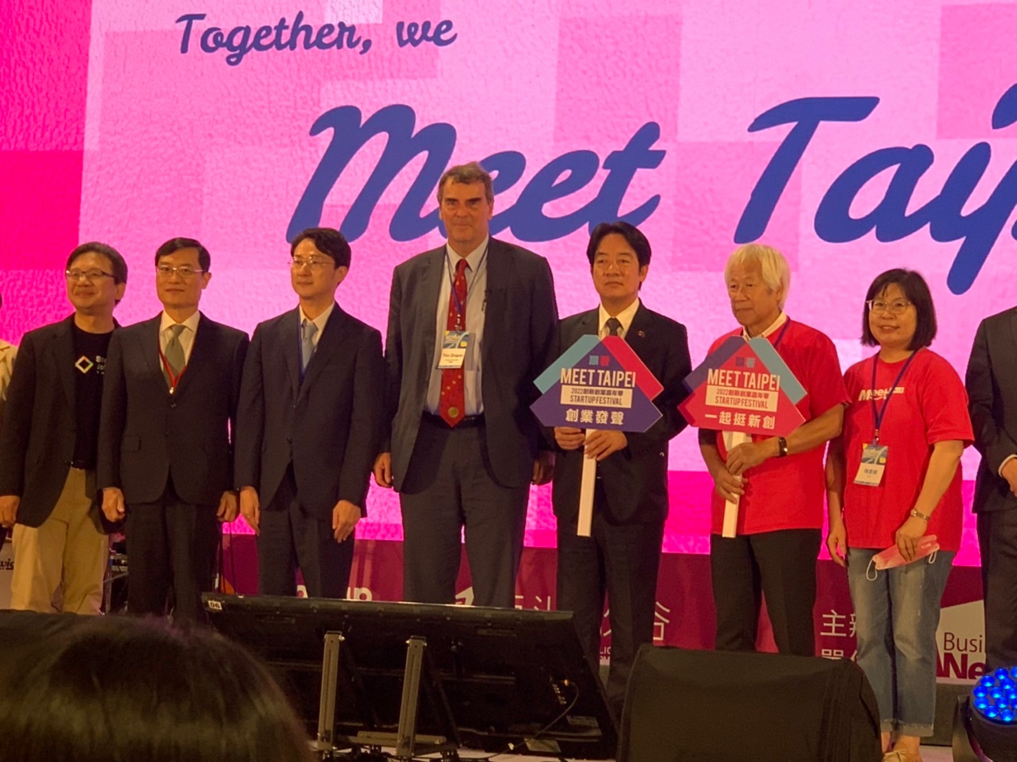 圖說／矽谷傳奇投資人Tim Draper (左四) 出席2022 Meet Taipei創新創業嘉年華
