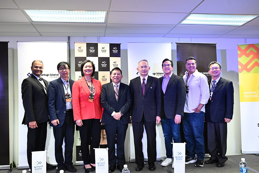 Figure 1. Minister Liu (fourth from left) took a group photo with attending VIPs. From left to right are Sudeepto Roy, Vice President of Engineering, Qualcomm; Yotetsu Hayashi, Head of Office, Jetro San Francisco; Sibyl Chen, General Manager, SkyDeck; Scott Lai, Director of Taipei Economic and Cultural Office, San Francisco; Employment Gold Card Holders David Lam, Senior Advisor BRV Capital and Mark Birch, Former Global Entrepreneurial Advocate, AWS; Fang-Guan Jan, Deputy Minister of the National Development Council of Taiwan (NDC).